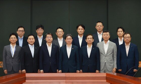 본문 이미지 - 이억원 금융위원장(앞줄 왼쪽 네 번째)이 28일 오전 서울 여의도 금융투자협회에서 열린 금융투자업권 단일종목 레버리지 간담회에서 참석자들과 기념촬영을 하고 있다. (금융위원회 제공. 재판매 및 DB금지) 2026.7.28 ⓒ 뉴스1