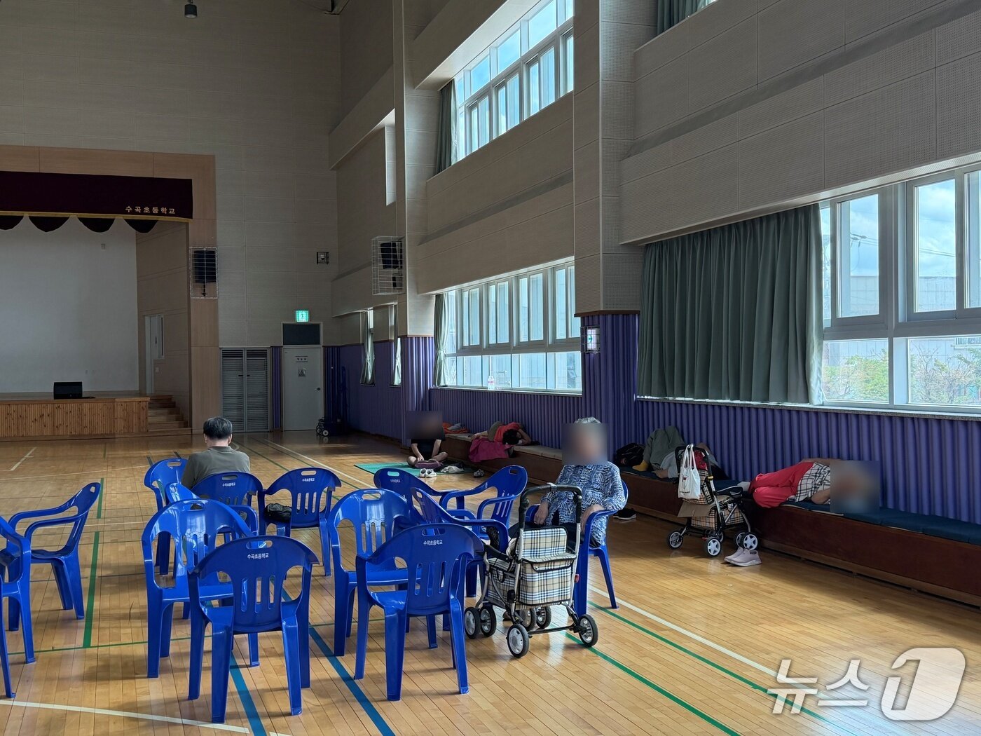 본문 이미지 - 수곡초등학교에 마련된 임시 쉼터. 2026.07.27 장예린 기자
