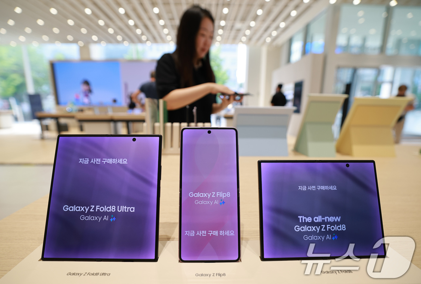 (서울=뉴스1) 임세영 기자 = 28일 서울 마포구 삼성스토어 홍대에 갤럭시8 시리즈가 전시되어 있다.삼성전자는 신규 폴더블폰 라인업인 '갤럭시 Z 폴드8 울트라·폴드8·플립8'과 …