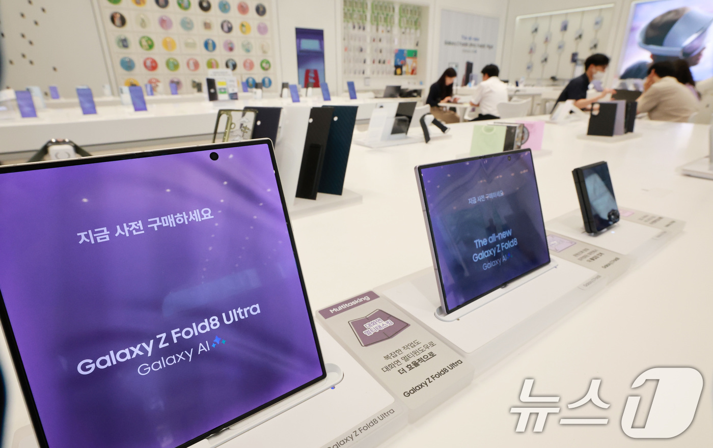 (서울=뉴스1) 임세영 기자 = 28일 서울 마포구 삼성스토어 홍대에 삼성전자의 갤럭시 Z8 시리즈가 전시되어 있다.삼성전자는 신규 폴더블폰 라인업인 '갤럭시 Z 폴드8 울트라·폴 …