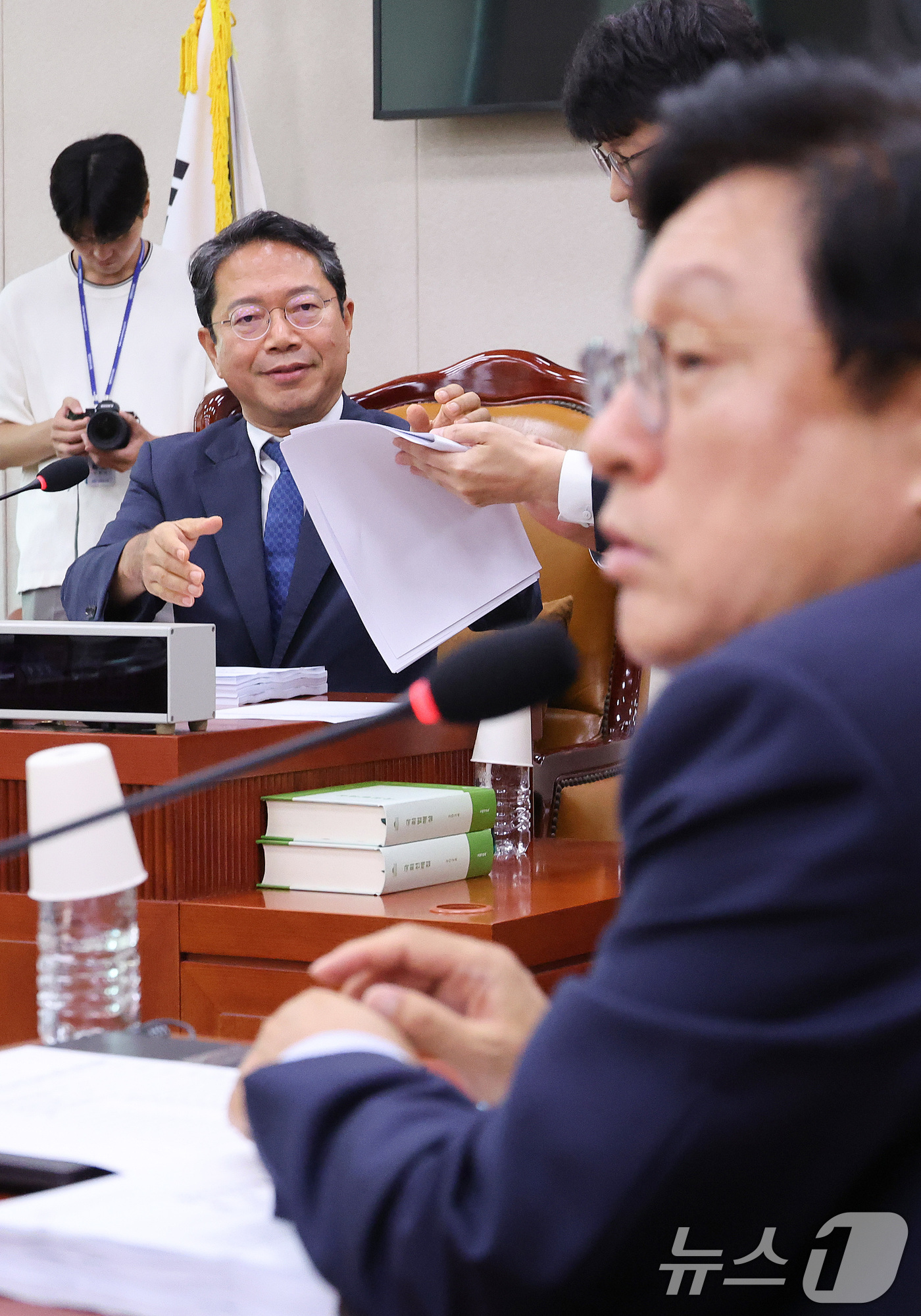 (서울=뉴스1) 신웅수 기자 = 박형수 국민의힘 간사가 28일 서울 여의도 국회에서 열린 법제사법위원회 법안심사제1소위원회에서 김승원 소위원장에게 항의하고 있다. 2026.7.28 …