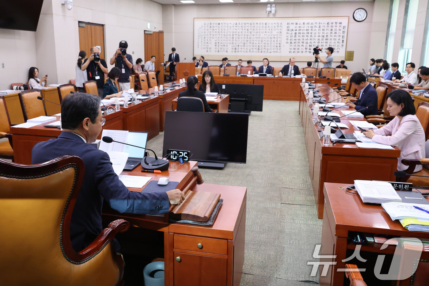 (서울=뉴스1) 신웅수 기자 = 김승원 소위원장이 28일 서울 여의도 국회에서 열린 법제사법위원회 법안심사제1소위원회에서 의사봉을 두드리고 있다. 2026.7.28/뉴스1