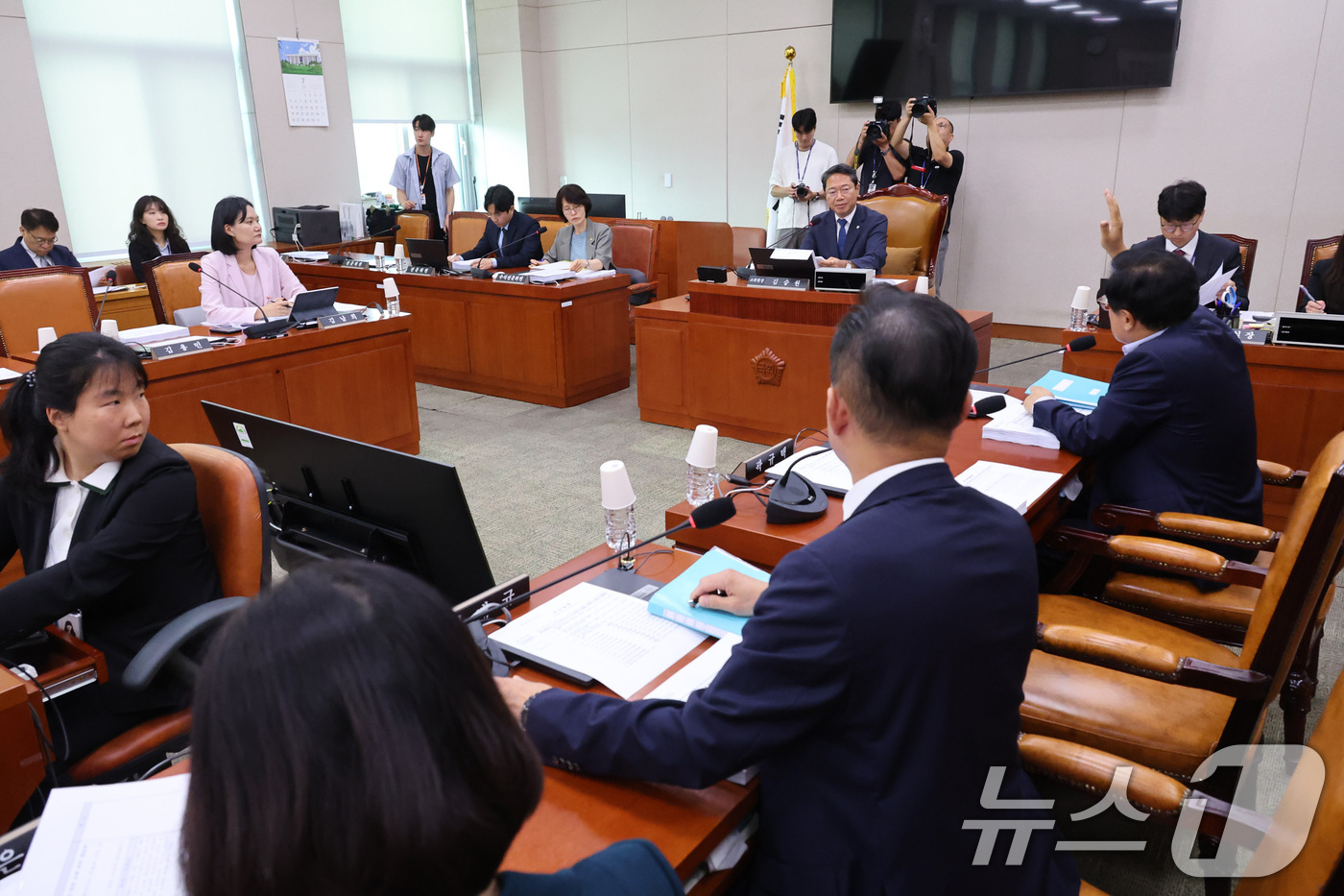(서울=뉴스1) 신웅수 기자 = 박형수 국민의힘 간사가 28일 서울 여의도 국회에서 열린 법제사법위원회 법안심사제1소위원회에서 김승원 소위원장에게 항의하고 있다. 2026.7.28 …