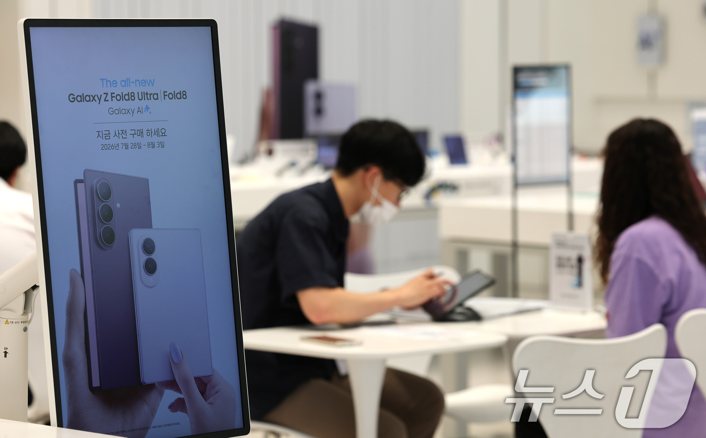 (서울=뉴스1) 임세영 기자 = 28일 서울 마포구 삼성스토어 홍대 모니터에 삼성전자의 갤럭시 Z8 시리즈 사전구매 안내문이 나오고 있다.삼성전자는 신규 폴더블폰 라인업인 '갤럭시 …