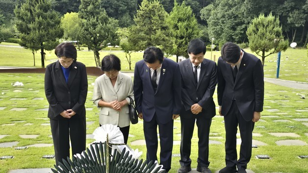 정청래, 세종 이해찬 묘역 참배…"총리님 길 따라가겠다"