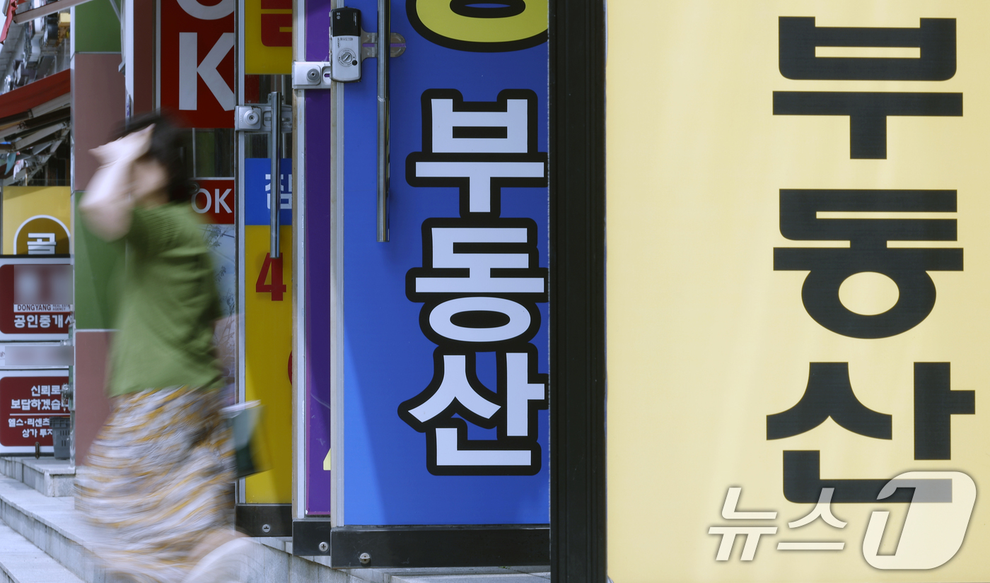 (서울=뉴스1) 박정호 기자 = 대출 규제 강화와 기준금리 인상에도 소비자들의 집값 상승 기대가 약 5년 만에 가장 높은 수준까지 치솟은 것으로 나타난 28일 서울시 송파구의 대단 …
