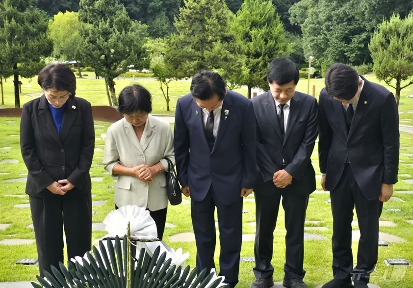 (세종=뉴스1) 장동열 기자 = 정청래 더불어민주당 당 대표 후보가 28일 오전 세종시 산울동 은하수공원에 안장된 이해찬 전 총리의 묘소를 방문해 참배하고 있다. 왼쪽부터 최민희 …