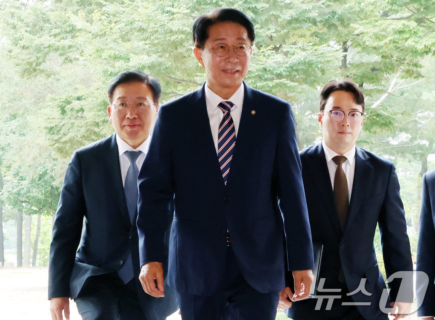본문 이미지 - 조정식 국회의장이 28일 서울 여의도 국회 사랑재에서 열린 취임 첫 기자간담회에 입장하고 있다. 2026.7.28 ⓒ 뉴스1 국회사진기자단