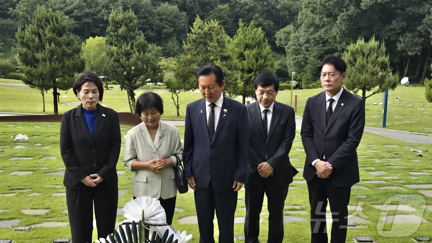 (세종=뉴스1) 장동열 기자 = 정청래 더불어민주당 당 대표 후보가 28일 오전 세종시 산울동 은하수공원에 안장된 이해찬 전 총리의 묘소를 방문해 참배하고 있다. 왼쪽부터 최민희 …