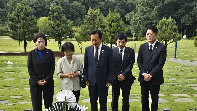 정청래, 故 이해찬 국무총리 묘역 참배