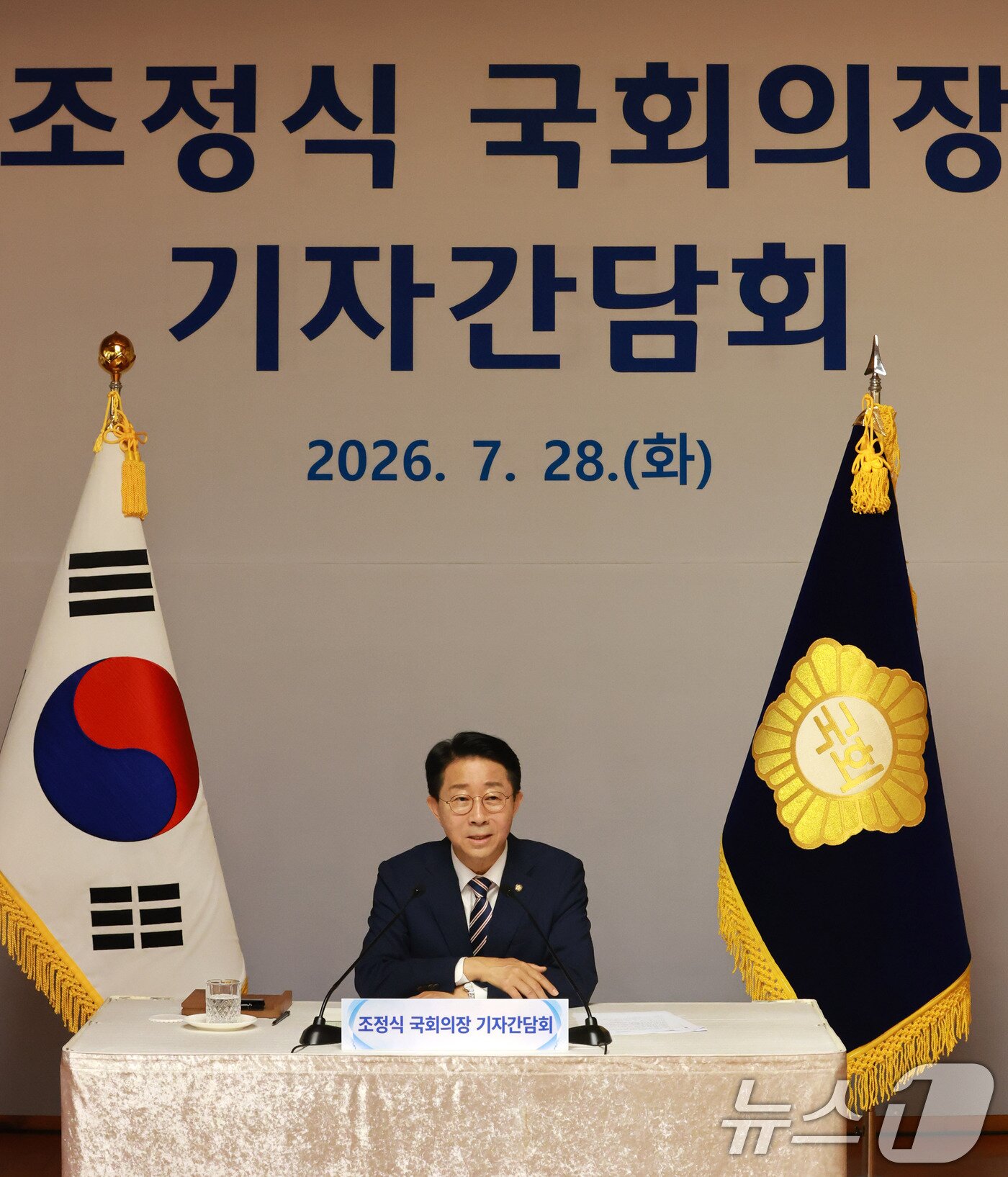 본문 이미지 - 조정식 국회의장이 28일 서울 여의도 국회 사랑재에서 열린 취임 첫 기자간담회에서 인사말을 하고 있다. 2026.7.28 ⓒ 뉴스1 국회사진기자단