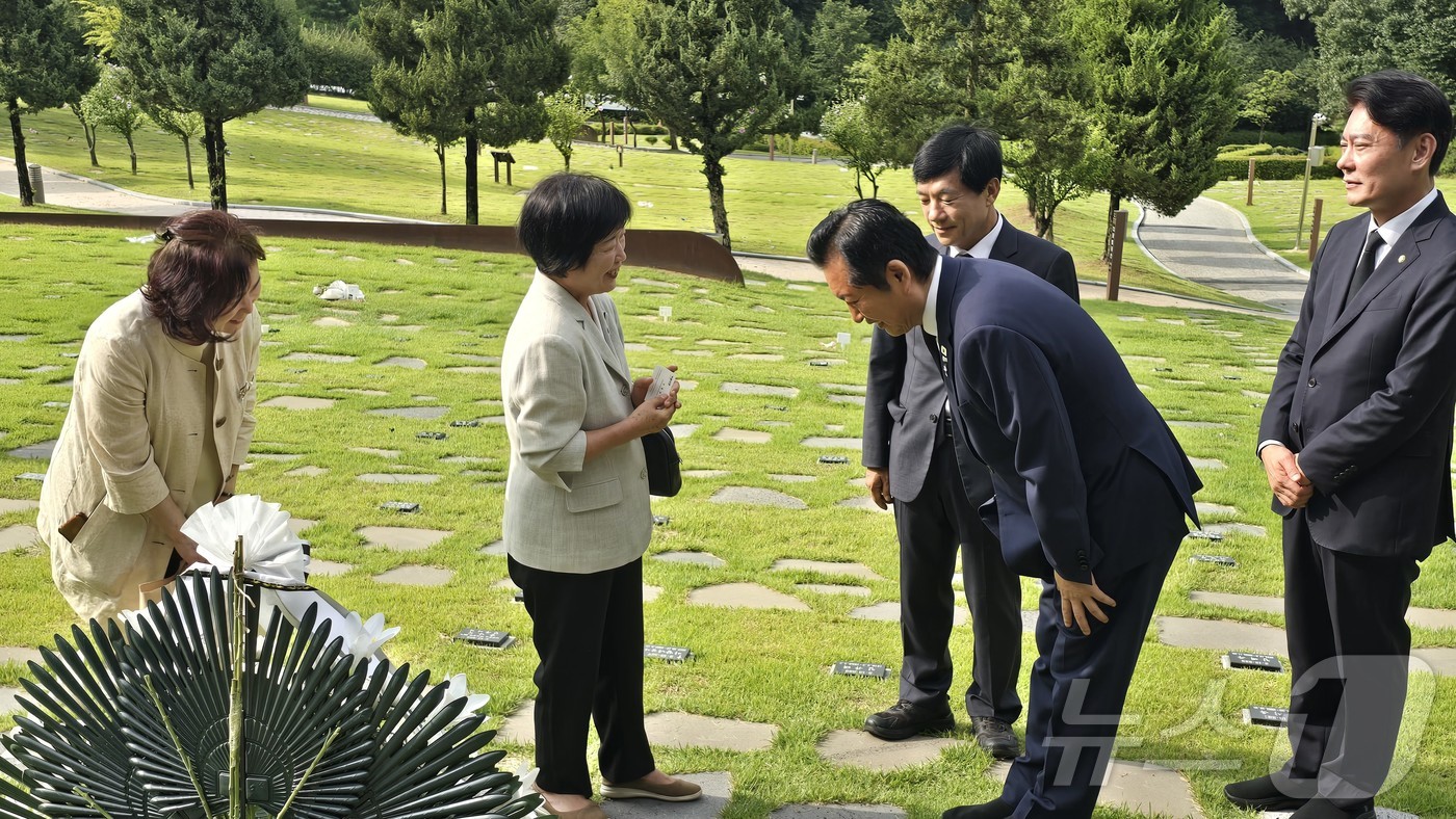 (세종=뉴스1) 장동열 기자 = 정청래 더불어민주당 당 대표 후보가 28일 오전 세종시 산울동 은하수공원에 안장된 이해찬 전 총리의 묘소를 방문해 참배 전 고인의 부인 김정옥 여사 …