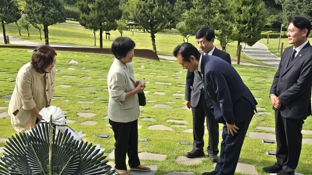 김정옥 여사에게 인사하는 정청래