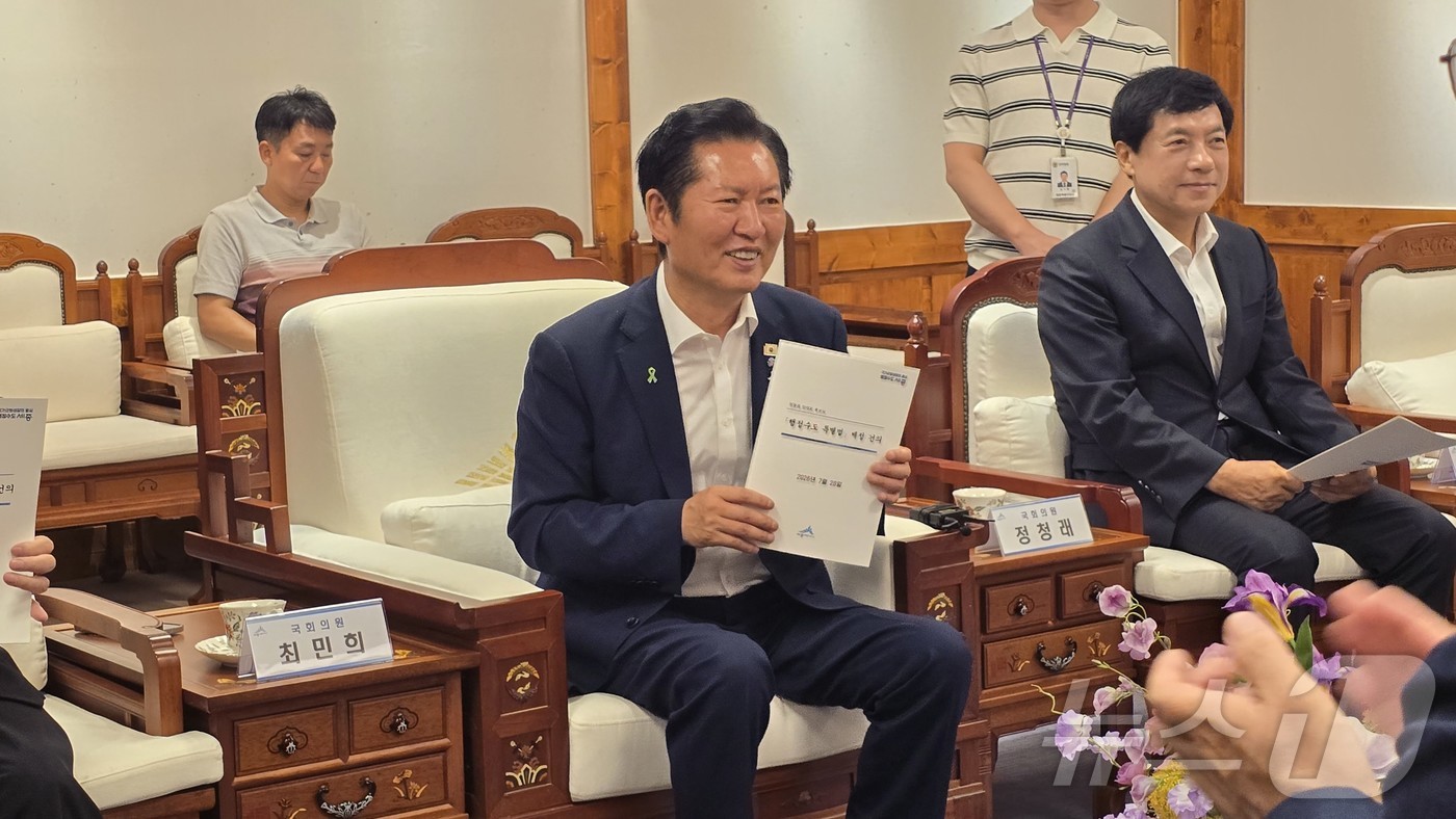 (세종=뉴스1) 장동열 기자 = 정청래 더불어민주당 당대표 후보가 28일 오전  세종시 보람동 세종시청을 방문해 조상호 시장과 차담을 나누고 있다.  2026.7.28/뉴스1
