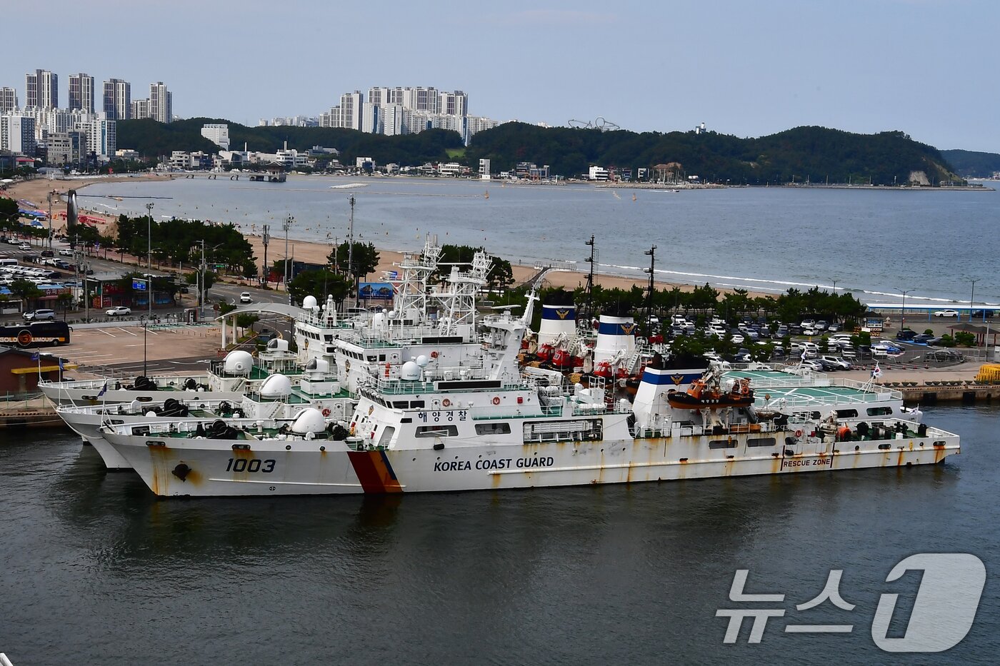 본문 이미지 - 경북 포항시 북구 동빈항에 있는 포항해양경찰서 전용부두에 1000톤 대형함정이 정박돼 있다. 현재 포항해경에는 1500톤급 2척 등 총 4척이 배치돼 바다 안전을 지키고 있다. (뉴스1  자료. 재판매 및 DB 금지) 2026.10.15 ⓒ 뉴스1 최창호 기자