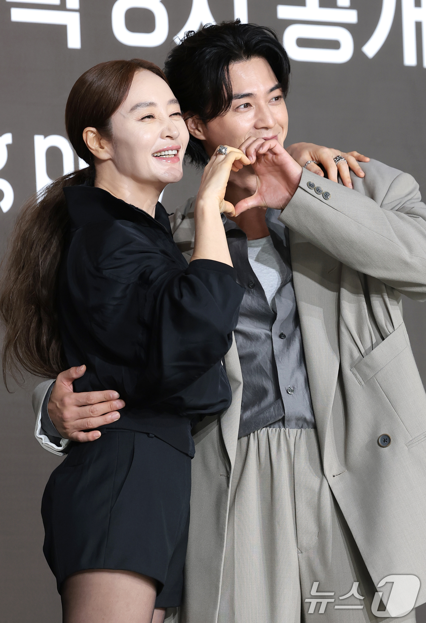 (서울=뉴스1) 권현진 기자 = 배우 김혜수와 김지훈(오른쪽)이 28일 서울 중구 앰배서더 서울 풀만 호텔에서 열린 쿠팡플레이 시리즈 '지금 불륜이 문제가 아닙니다' 제작발표회에서 …