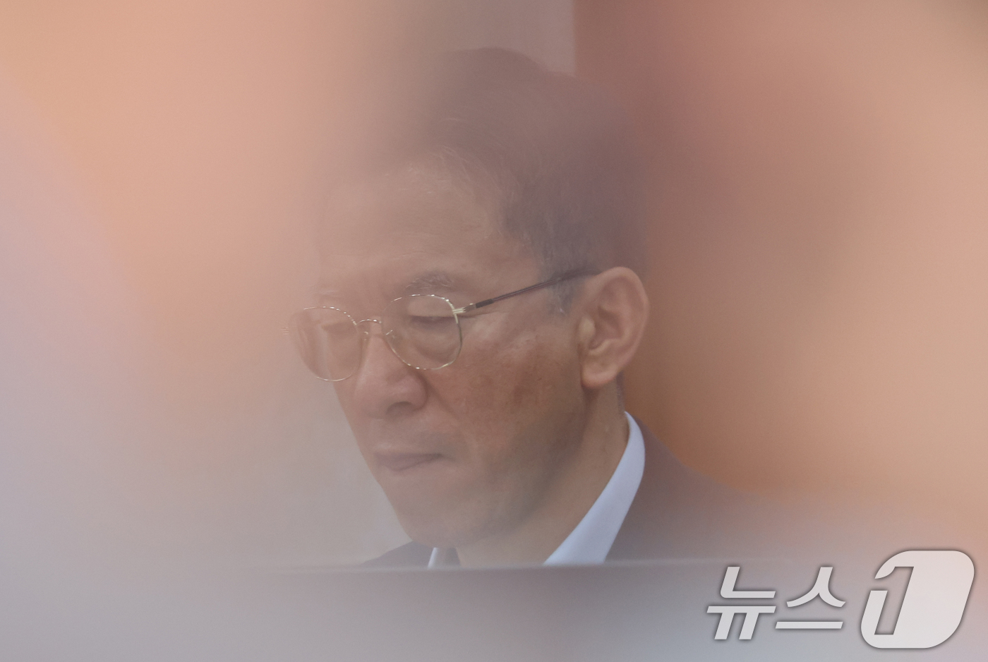 (서울=뉴스1) 김명섭 기자 = 정성호 법무부 장관이 28일 서울 종로구 세종대로 정부서울청사에서 열린 국무회의에서 자료를 살펴보고 있다. 2026.7.28/뉴스1