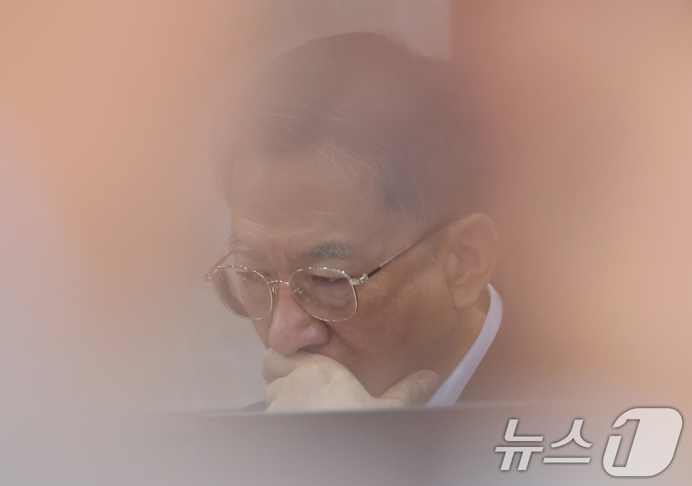 (서울=뉴스1) 김명섭 기자 = 정성호 법무부 장관이 28일 서울 종로구 세종대로 정부서울청사에서 열린 국무회의에서 자료를 살펴보고 있다. 2026.7.28/뉴스1