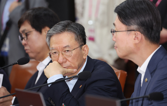 국무위원 발언듣는 정성호 장관