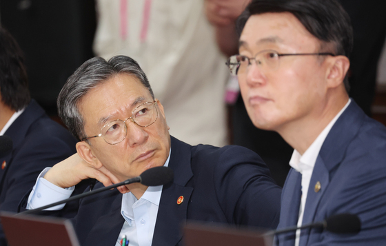 송미령 장관 발언듣는 정성호 장관