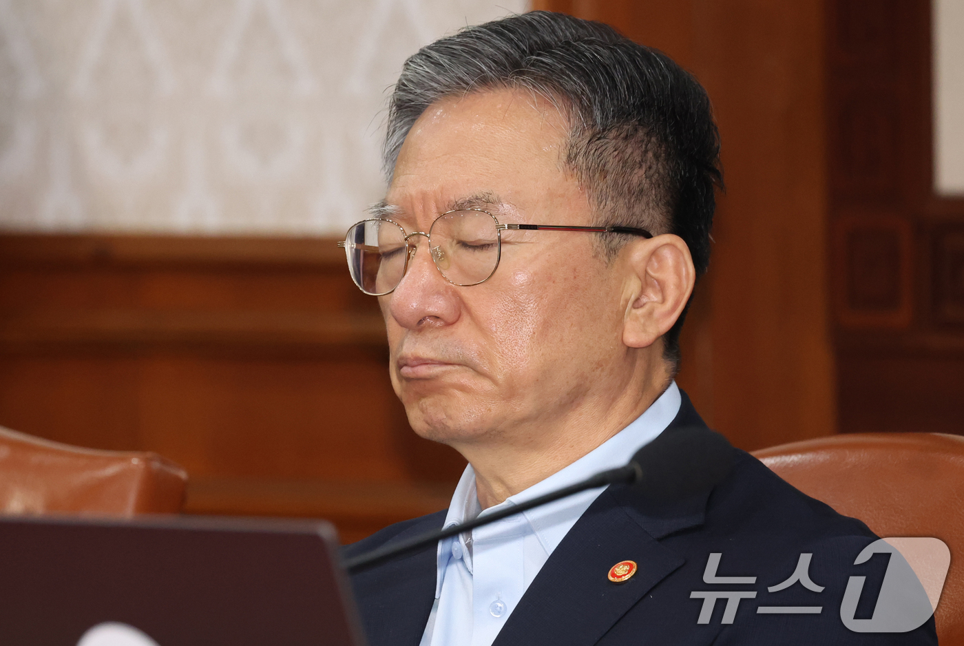 (서울=뉴스1) 김명섭 기자 = 정성호 법무부 장관이 28일 서울 종로구 세종대로 정부서울청사에서 열린 국무회의에서 눈을 감고 있다. 2026.7.28/뉴스1