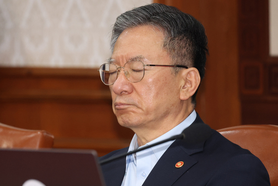 생각에 잠긴 정성호 장관