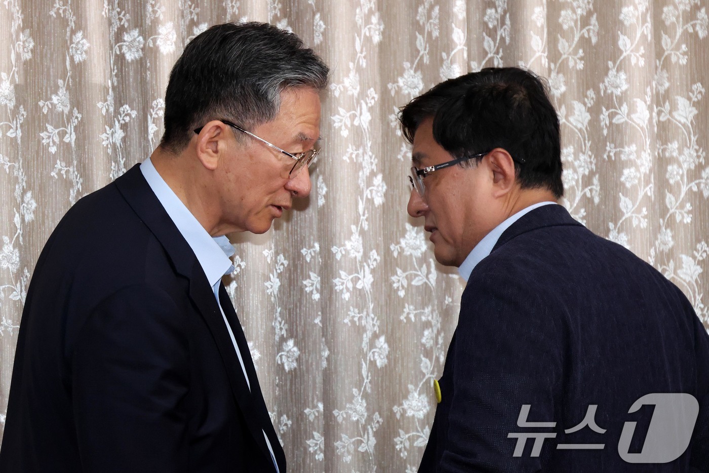 (서울=뉴스1) 김명섭 기자 = 정성호 법무부 장관(왼쪽)과 김성환 기후에너지환경부 장관이 28일 서울 종로구 정부서울청사에서 열린 국무회의에서 대화를 하고 있다. (공동취재) 2 …