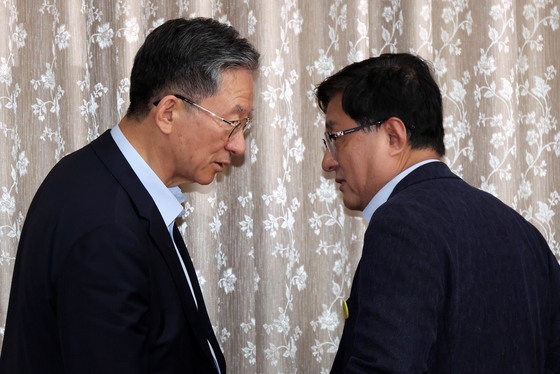 대화하는 정성호·김성환 장관