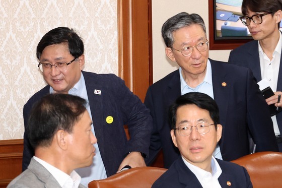 정성호 장관 손 잡고 이동하는 김성환 장관