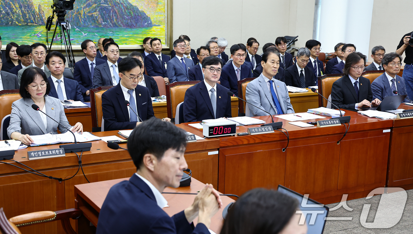 (서울=뉴스1) 김도우 기자 = 28일 여의도 국회에서 열린 정무위원회 제2차 전체회의에 송경희(앞줄 왼쪽부터) 개인정보보호위원회 위원장, 채이배 국무총리비서실장, 임기근 국무조정 …