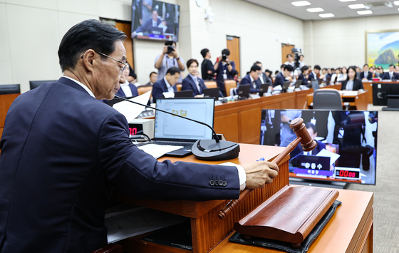 정무위 주재하는 유동수 위원장