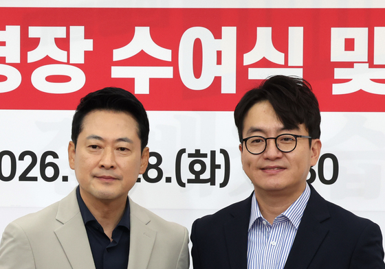 이상욱 위원에게 임명장 수여하는 장동혁 대표
