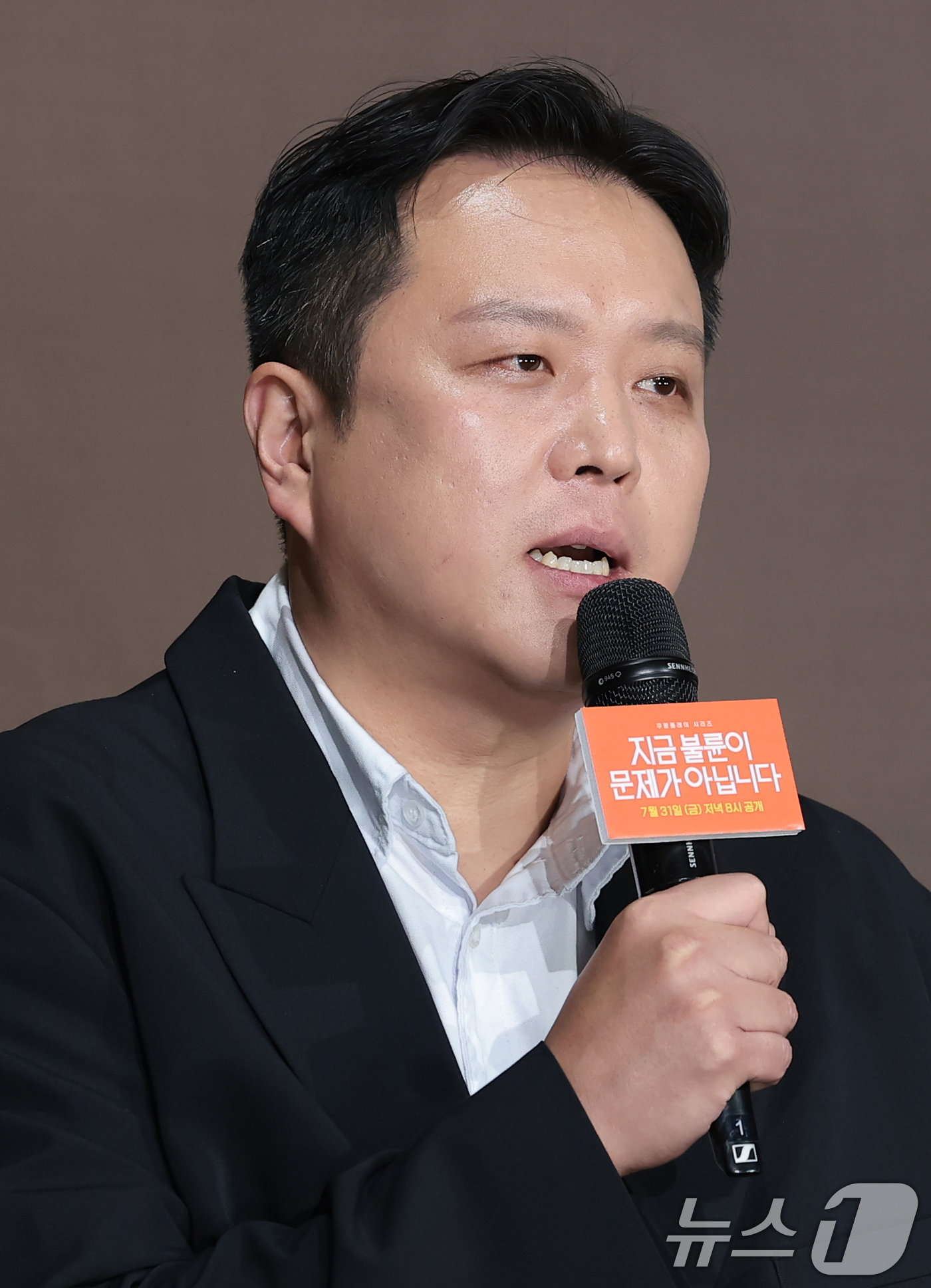 (서울=뉴스1) 권현진 기자 = 이창희 감독이 28일 서울 중구 앰배서더 서울 풀만 호텔에서 열린 쿠팡플레이 시리즈 '지금 불륜이 문제가 아닙니다' 제작발표회에서 인사말을 하고 있 …