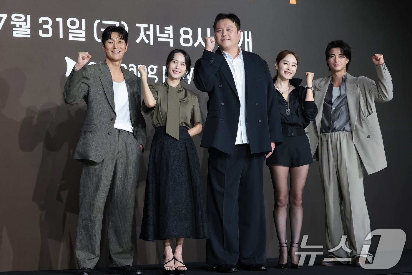 (서울=뉴스1) 권현진 기자 = 배우 김재철(왼쪽부터)과 조여정, 이창희 감독, 김혜수, 김지훈이 28일 서울 중구 앰배서더 서울 풀만 호텔에서 열린 쿠팡플레이 시리즈 '지금 불륜 …