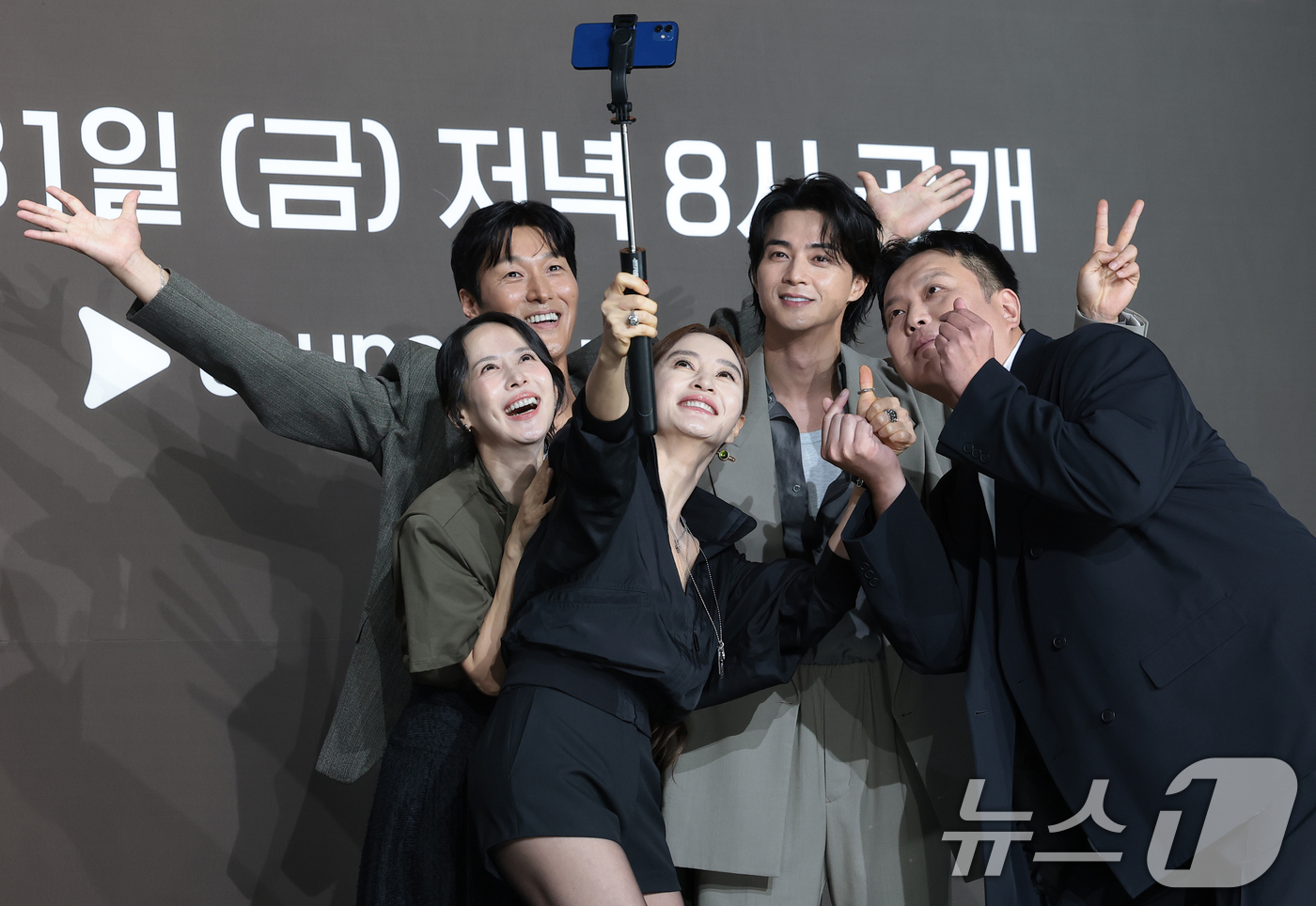 (서울=뉴스1) 권현진 기자 = 배우 김재철(왼쪽부터)과 조여정, 김혜수, 김지훈, 이창희 감독이 28일 서울 중구 앰배서더 서울 풀만 호텔에서 열린 쿠팡플레이 시리즈 '지금 불륜 …