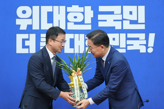 축하난 선물받는 신장식 대표