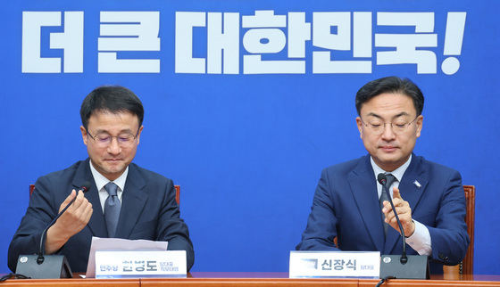 마이크 잡는 한병도·신장식