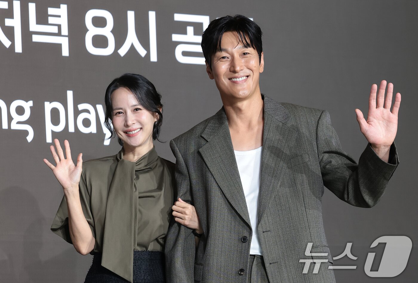 본문 이미지 - 배우 조여정과 김재철(오른쪽)이 28일 서울 중구 앰배서더 서울 풀만 호텔에서 열린 쿠팡플레이 시리즈 '지금 불륜이 문제가 아닙니다' 제작발표회에서 포즈를 취하고 있다. '지금 불륜이 문제가 아닙니다'는 행복한 가정을 팔아온 인기 인플루언서 부부와 진흙탕 이혼 소송 중인 이웃집 의사 부부가 불륜조차 하찮아지는 감당 불가한 비밀로 얽히면서 폭주하는 연쇄 추돌 블랙 코미디이다. 2026.7.28 ⓒ 뉴스1 권현진 기자