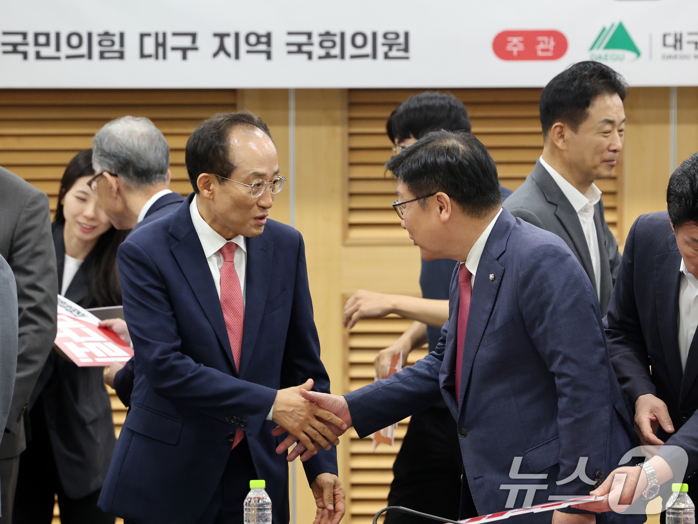 (서울=뉴스1) 황기선 기자 = 정점식 국민의힘 원내대표와 추경호 대구시장이 28일 오전 서울 여의도 국회 의원회관에서 열린 '2차 공공기관 이전 대구 유치전략 정책토론회'에서 악 …