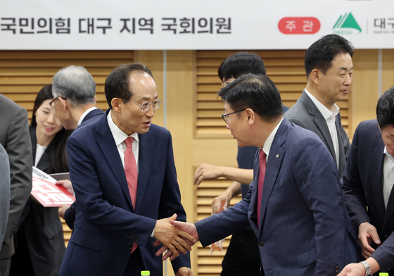악수 나누는 정점식·추경호