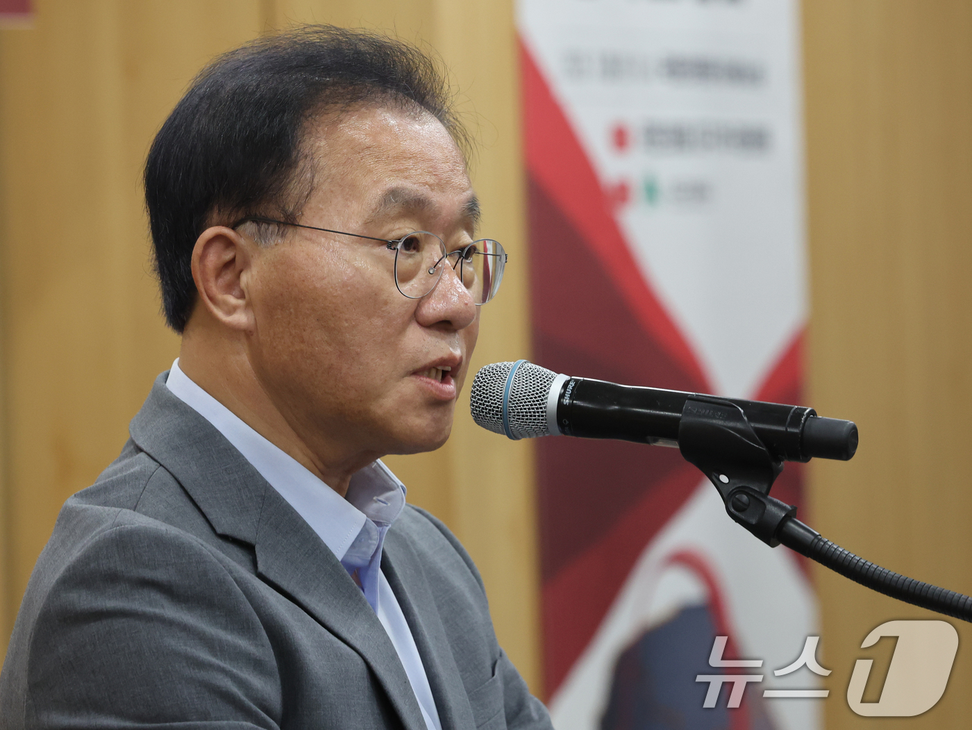 (서울=뉴스1) 황기선 기자 = 윤재옥 국민의힘 의원이 28일 오전 서울 여의도 국회 의원회관에서 열린 '2차 공공기관 이전 대구 유치전략 정책토론회'에서 환영사를 하고 있다. …