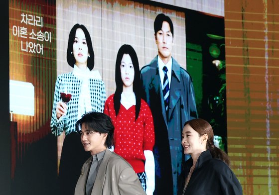 '지금 불륜' 김혜수, 연하남 김지훈 손 꼭 잡고 입장