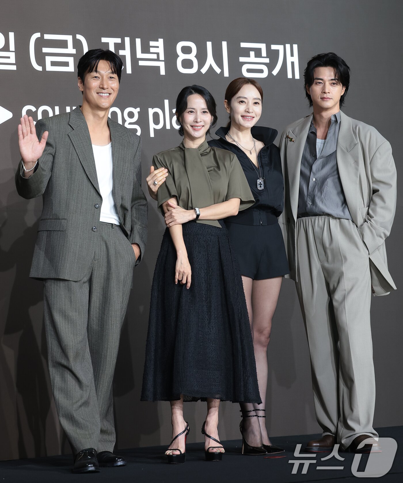 본문 이미지 - 배우 김재철(왼쪽부터)가 조여정, 김혜수, 김지훈이 28일 서울 중구 앰배서더 서울 풀만 호텔에서 열린 쿠팡플레이 시리즈 '지금 불륜이 문제가 아닙니다' 제작발표회에 참석하고 있다. '지금 불륜이 문제가 아닙니다'는 행복한 가정을 팔아온 인기 인플루언서 부부와 진흙탕 이혼 소송 중인 이웃집 의사 부부가 불륜조차 하찮아지는 감당 불가한 비밀로 얽히면서 폭주하는 연쇄 추돌 블랙 코미디이다. 2026.7.28 ⓒ 뉴스1 권현진 기자