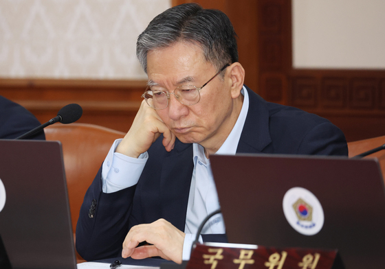 국무회의에서 자료 확인하는 정성호 장관