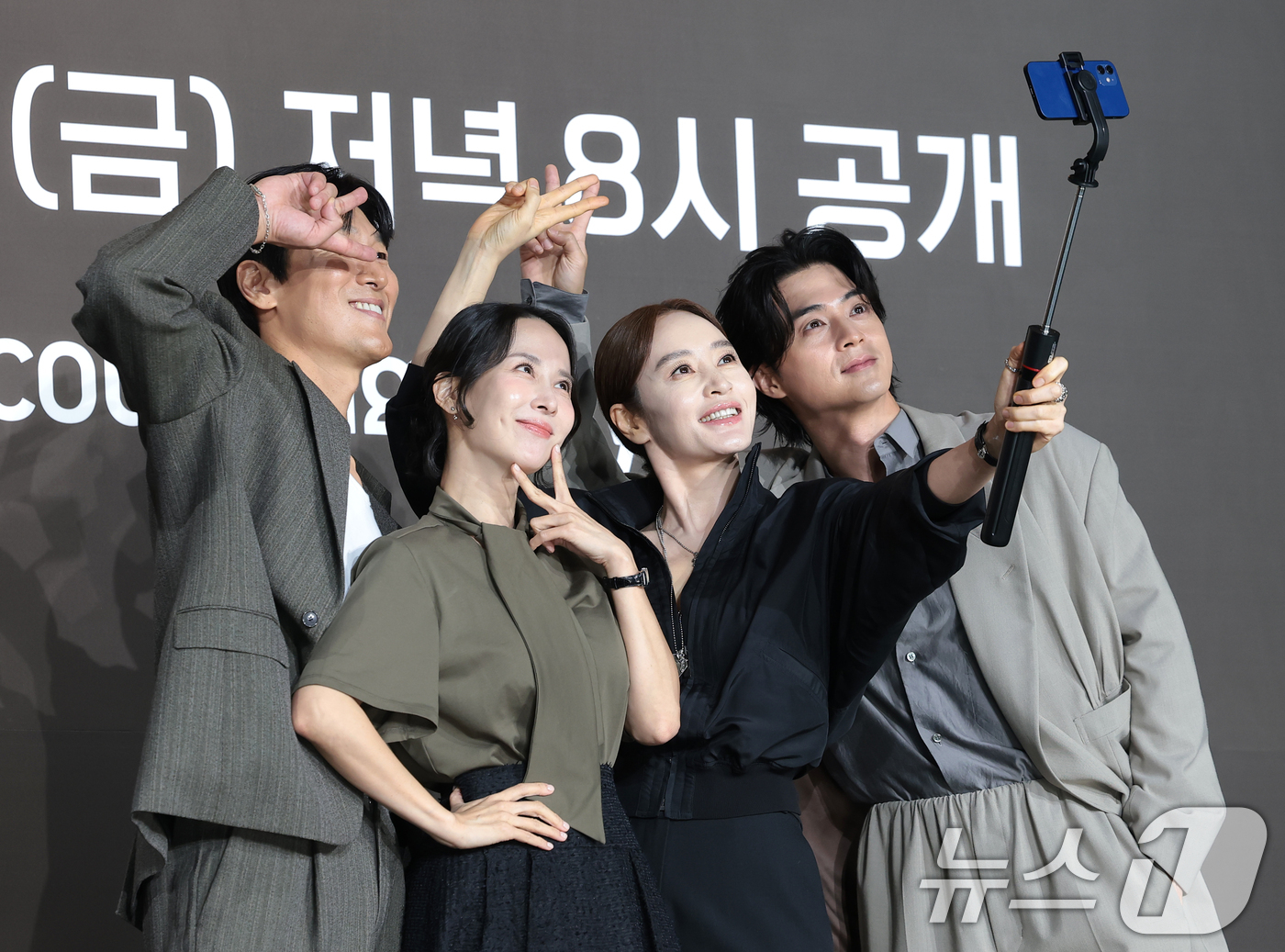 (서울=뉴스1) 권현진 기자 = 배우 김재철(왼쪽부터)가 조여정, 김혜수, 김지훈이 28일 서울 중구 앰배서더 서울 풀만 호텔에서 열린 쿠팡플레이 시리즈 '지금 불륜이 문제가 아닙 …