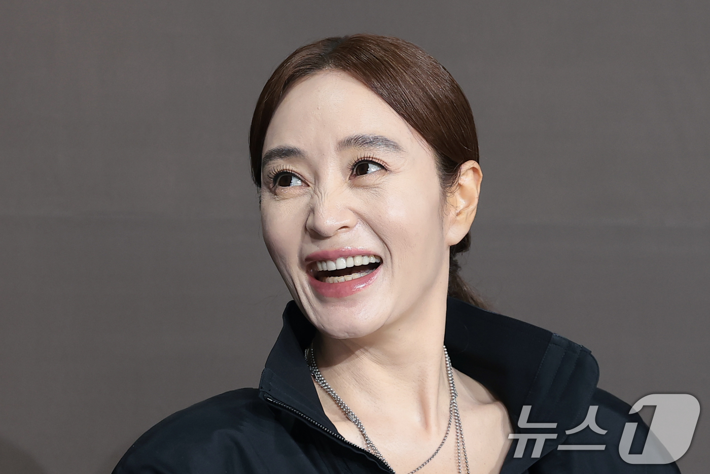 (서울=뉴스1) 권현진 기자 = 배우 김혜수가 28일 서울 중구 앰배서더 서울 풀만 호텔에서 열린 쿠팡플레이 시리즈 '지금 불륜이 문제가 아닙니다' 제작발표회에서 미소를 짓고 있다 …