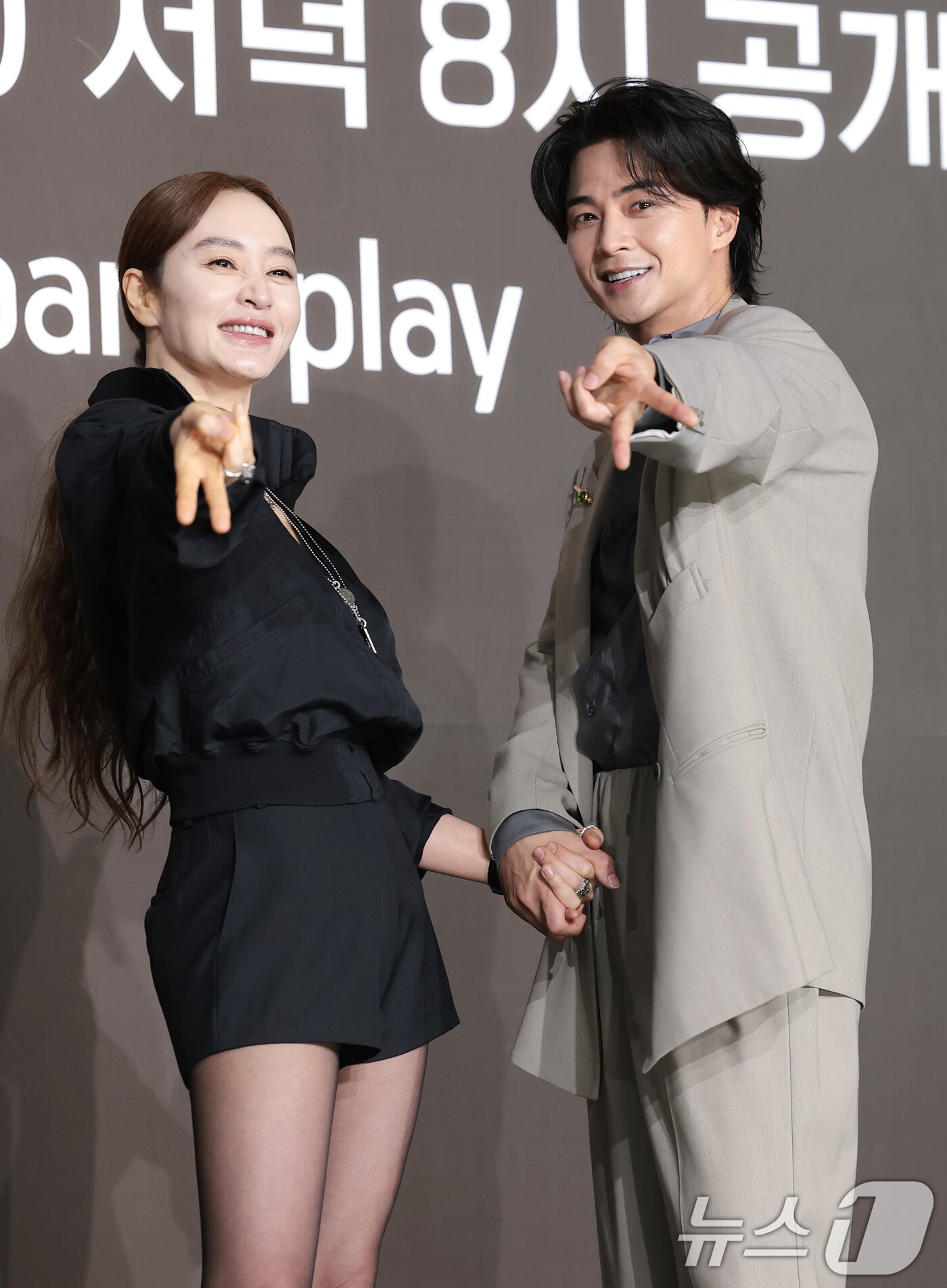 본문 이미지 - 배우 김혜수와 김지훈(오른쪽)이 28일 서울 중구 앰배서더 서울 풀만 호텔에서 열린 쿠팡플레이 시리즈 '지금 불륜이 문제가 아닙니다' 제작발표회에서 미소를 짓고 있다. '지금 불륜이 문제가 아닙니다'는 행복한 가정을 팔아온 인기 인플루언서 부부와 진흙탕 이혼 소송 중인 이웃집 의사 부부가 불륜조차 하찮아지는 감당 불가한 비밀로 얽히면서 폭주하는 연쇄 추돌 블랙 코미디이다. 2026.7.28 ⓒ 뉴스1 권현진 기자