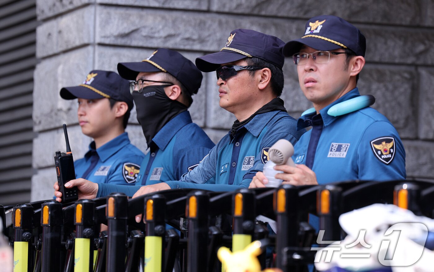 본문 이미지 - 투표용지 부족 사태에 반발하는 집회가 핸드볼경기장을 봉쇄한 채 두 달 가까이 이어지고 있는 28일 서울 송파구 올림픽공원 핸드볼경기장 앞에서 경찰이 경계근무를 서고 있다. 2026.7.28 ⓒ 뉴스1 박지혜 기자