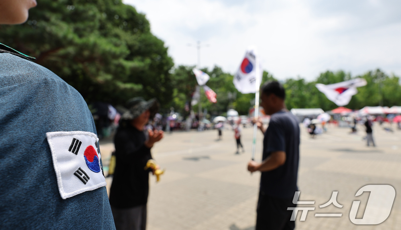(서울=뉴스1) 박지혜 기자 = 투표용지 부족 사태에 반발하는 집회가 핸드볼경기장을 봉쇄한 채 두 달 가까이 이어진 28일 서울 송파구 올림픽공원 핸드볼경기장 앞에서 경찰이 경계근 …