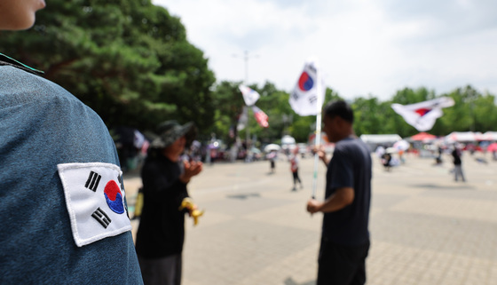 태극기 든 시민, 태극기 단 경찰
